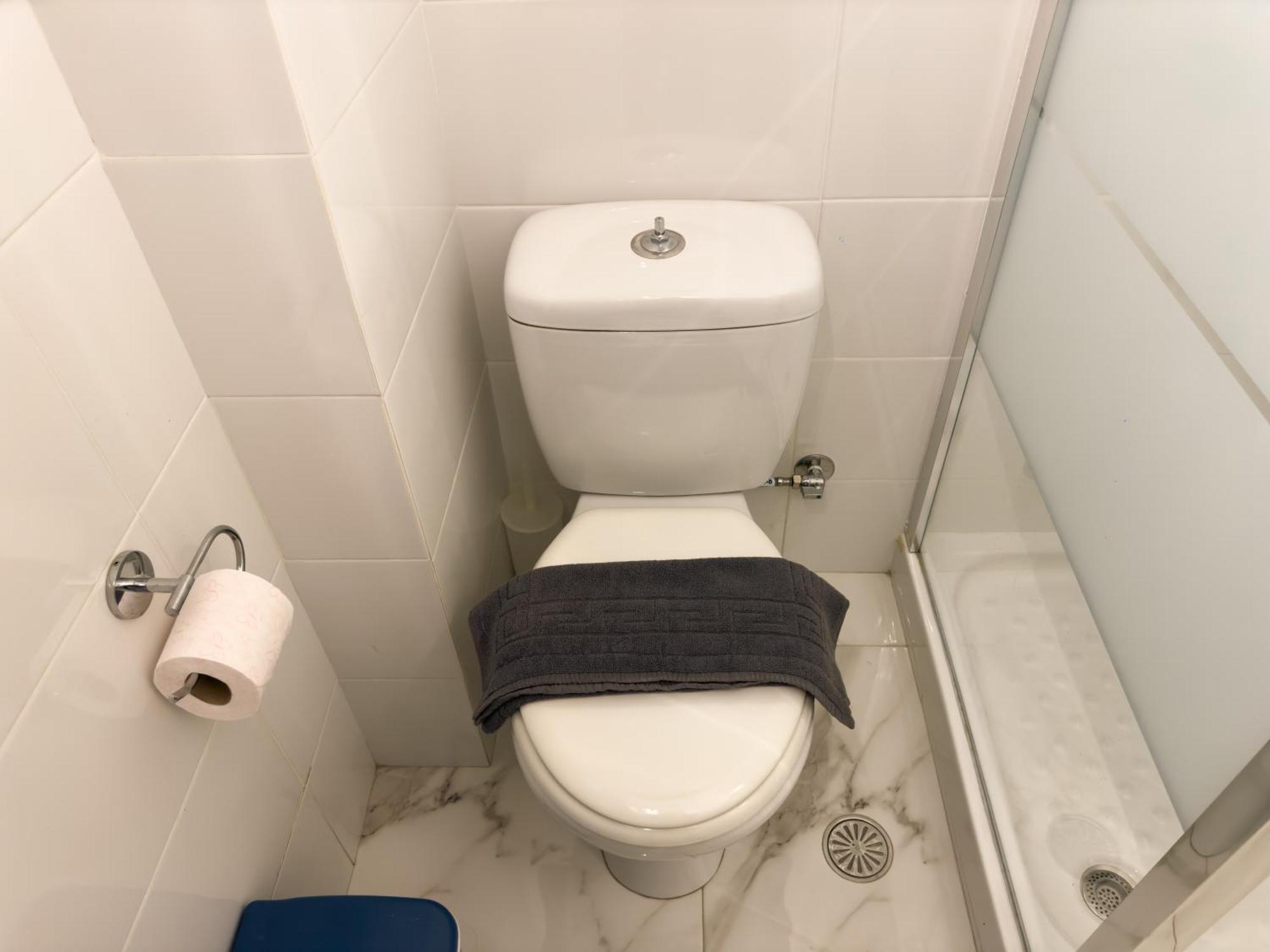 Nikitara Nook-close To Metro And Train Apartment