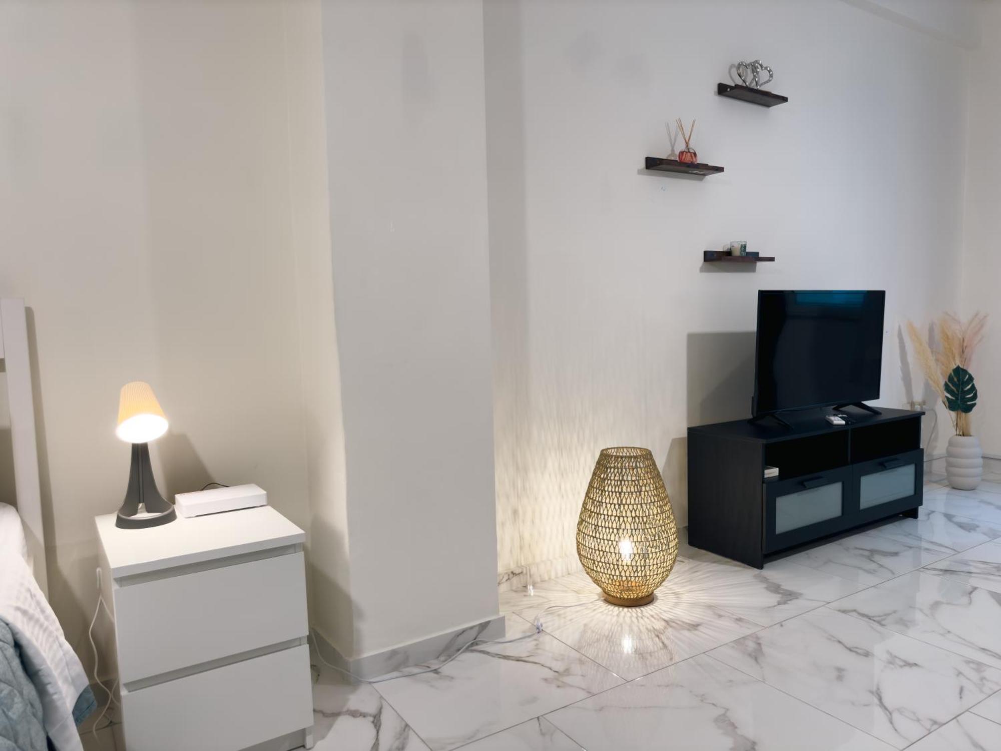 Nikitara Nook-close To Metro And Train Apartment Athens