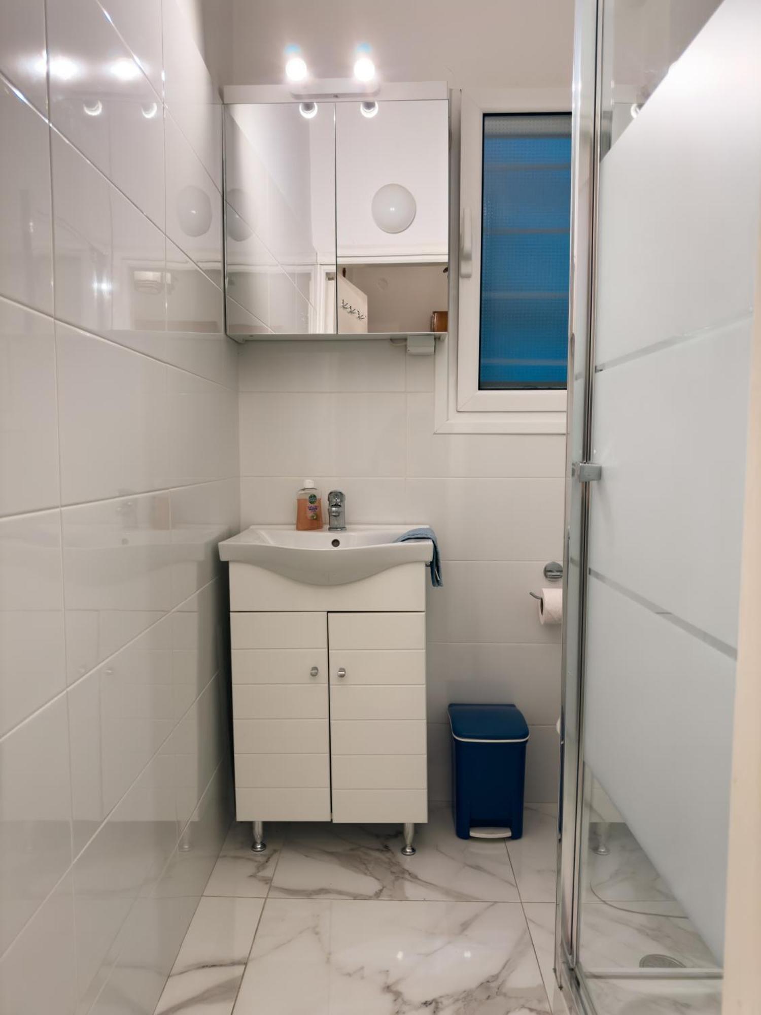 Nikitara Nook-close To Metro And Train Apartment Athens