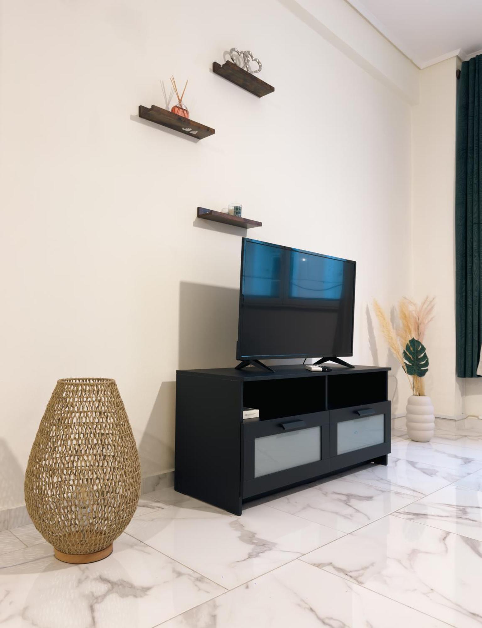 Nikitara Nook-close To Metro And Train Apartment *