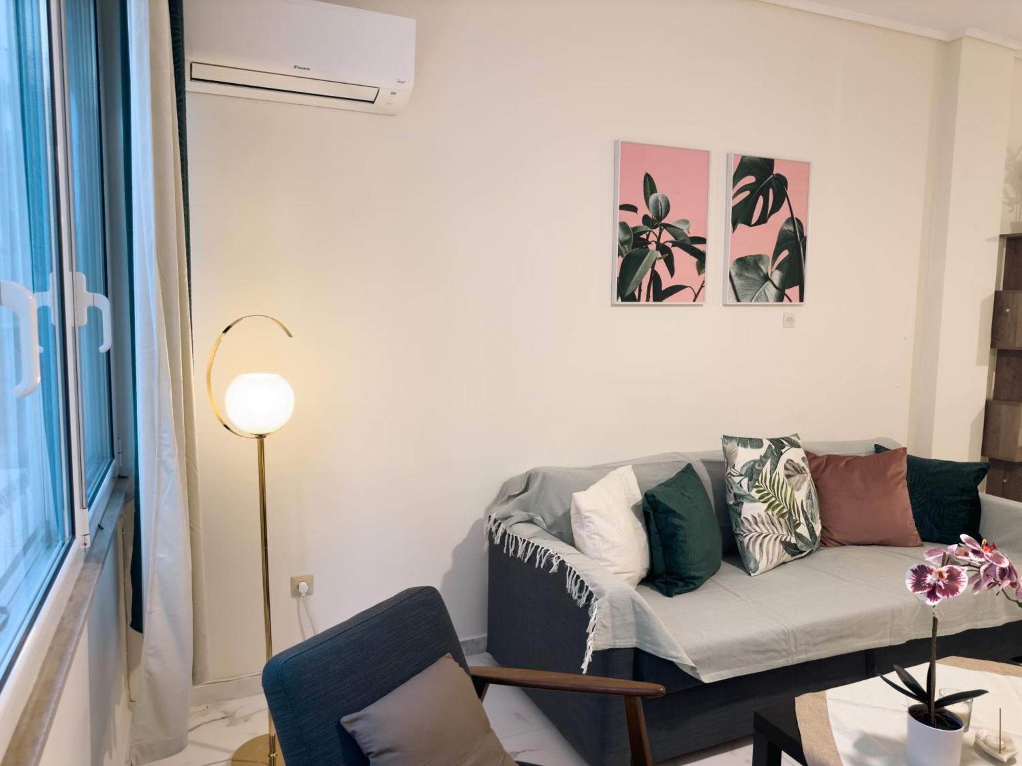 Nikitara Nook-close To Metro And Train Apartment *