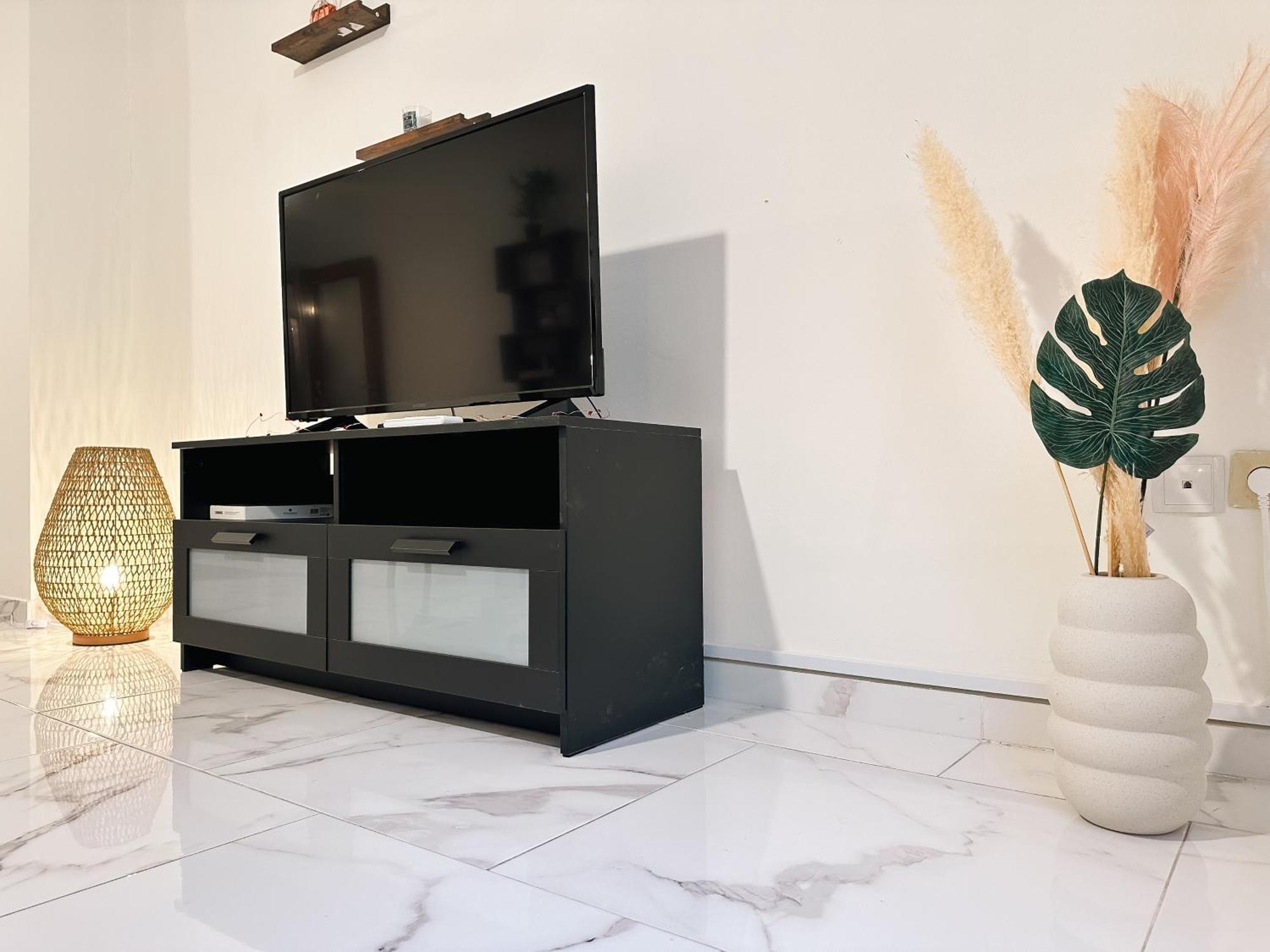 Nikitara Nook-close To Metro And Train Apartment