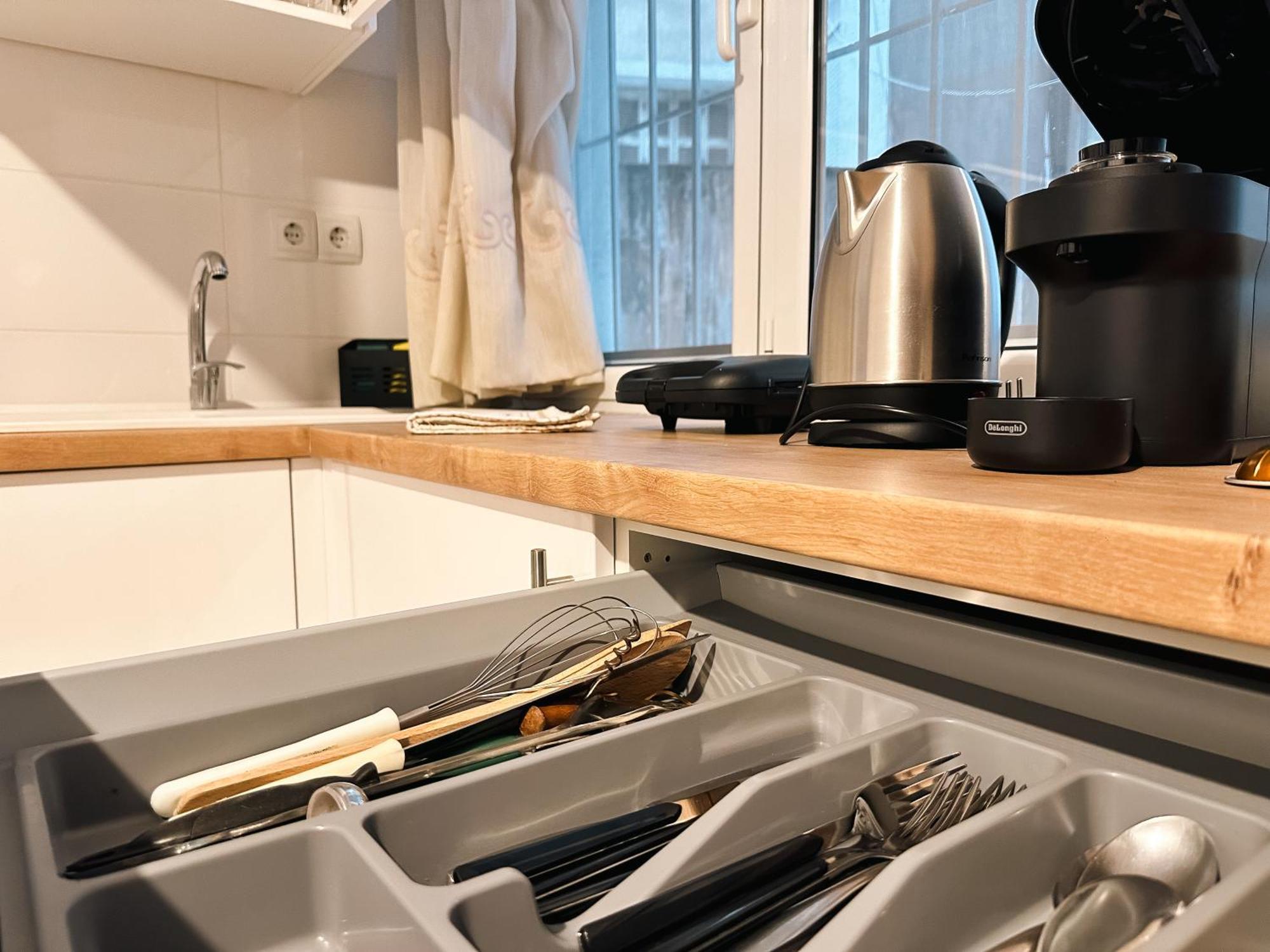 Nikitara Nook-close To Metro And Train Apartment *
