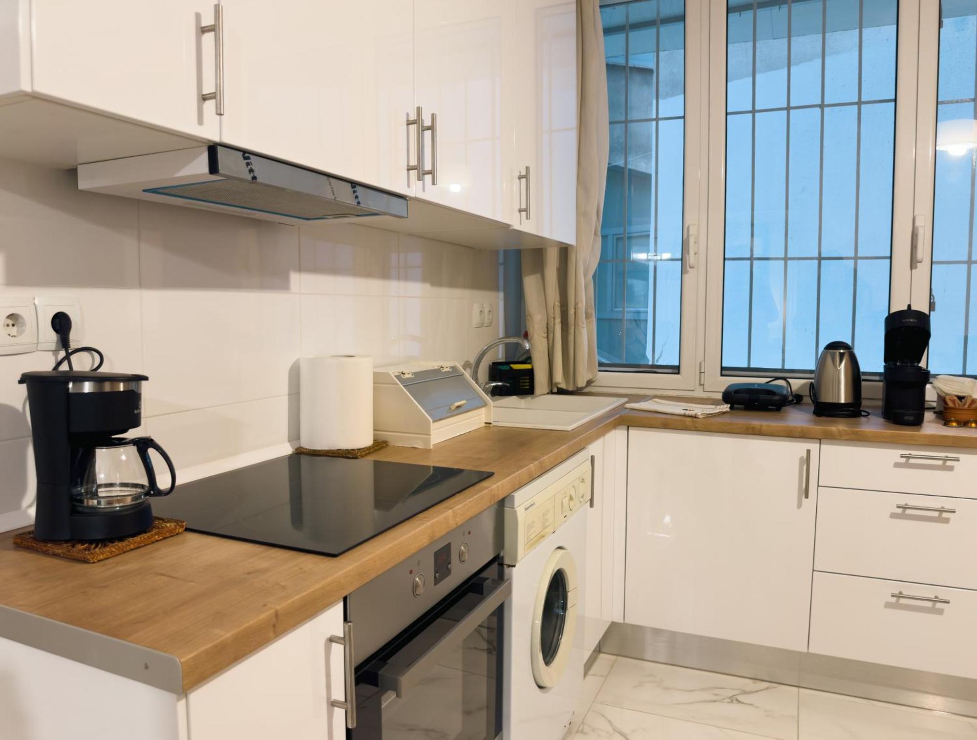 Nikitara Nook-close To Metro And Train Apartment